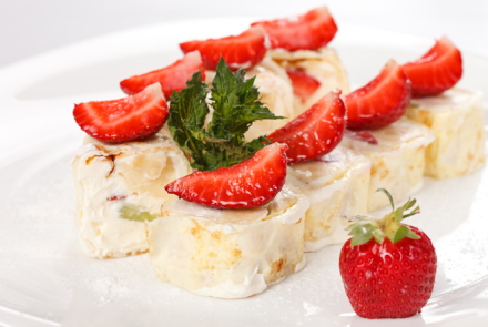 Сладкий ролл с маскарпоне, клубникой и бананом