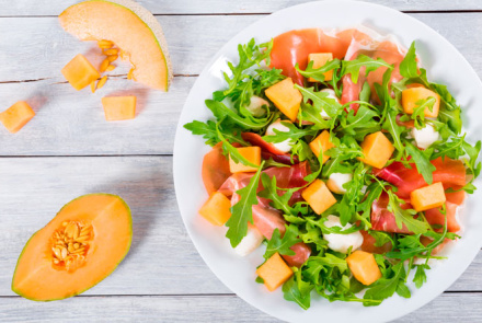 Салат с моцареллой и дыней