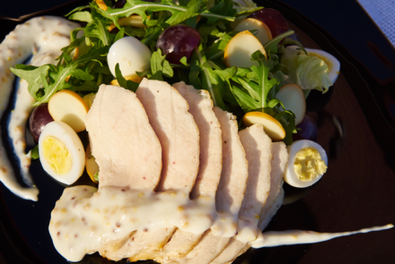 Салат с проволеттой, виноградом и заправкой из йогурта