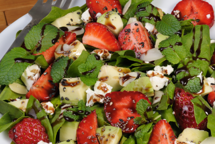 Салат с клубникой и мятой