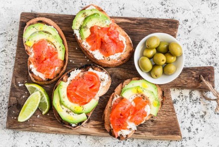 Брускетта с лососем и авокадо