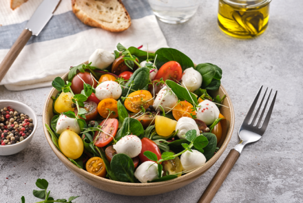 Салат с черри и моцареллой