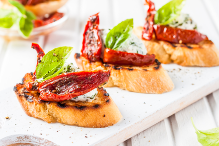 Брускетта с вялеными помидорами