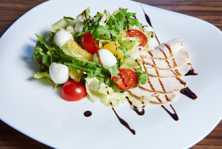 Салат с куриным филе, мандарином и моцареллой мини