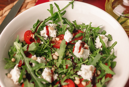 Салат с рукколой и кедровыми орешками