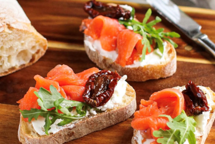 Брускетта с лососем и сыром Crema di Salsa