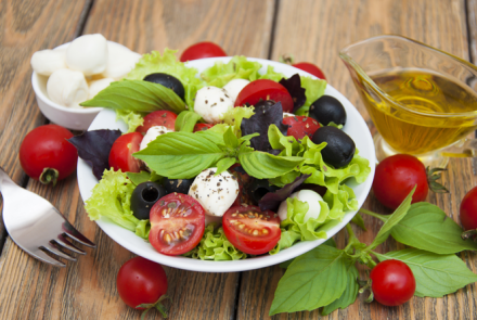 Салат из свежих овощей и моцареллы