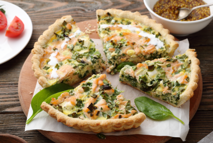 Открытый слоеный пирог с семгой и моцареллой