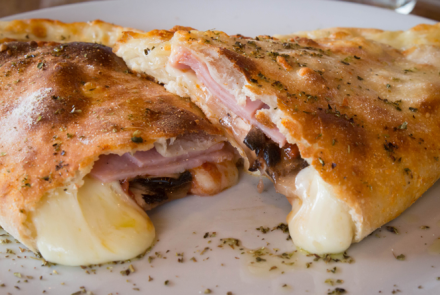 Кальцоне с курицей и овощами