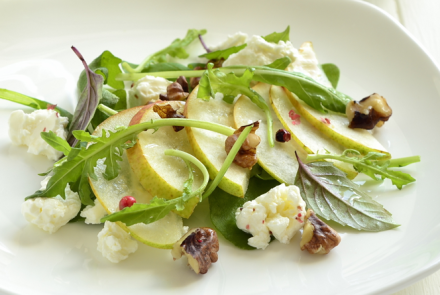 Салат с рукколой, грушей и рикоттой