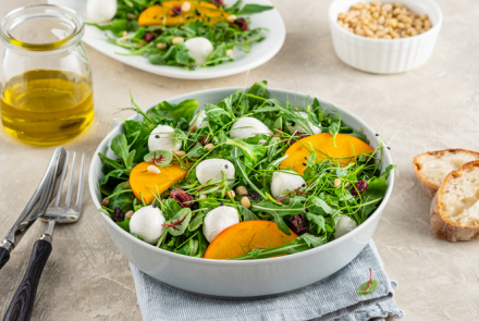 Салат с хурмой и моцареллой